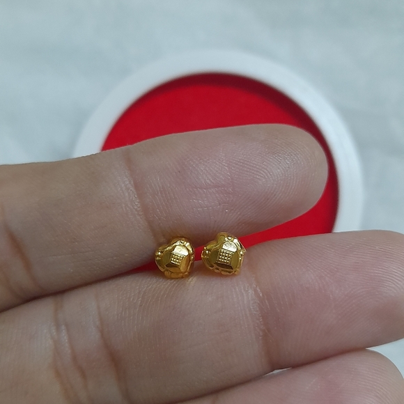Beautiful new 😍 heart ❤️ shape studs - Picture 11 of 11